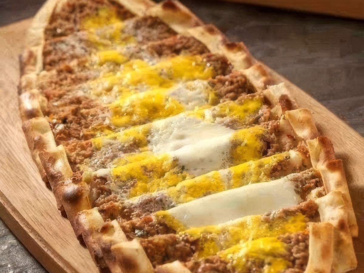 Kıymalı yumurtalı pide with egg at Pide Point, Louisville