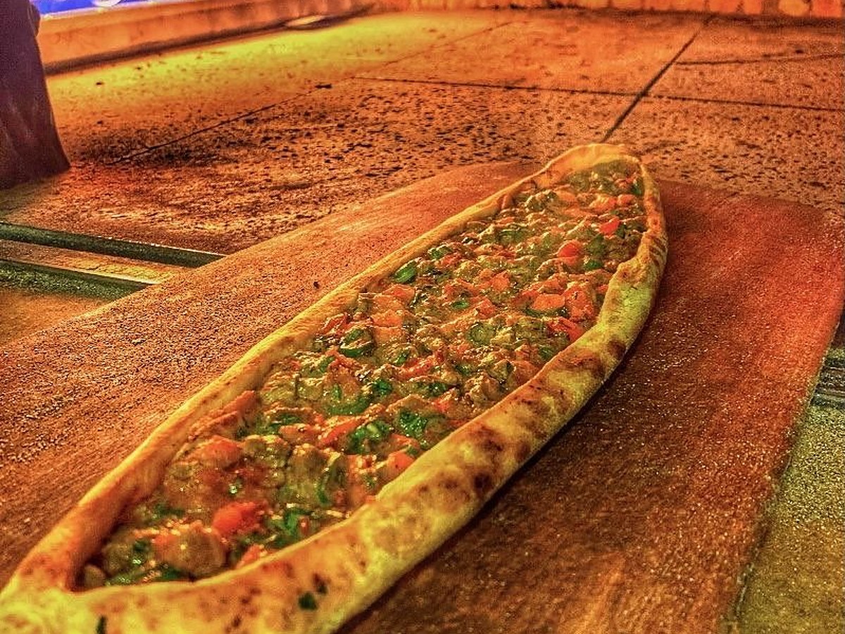 Kıymalı pide at Pide Point, Louisville